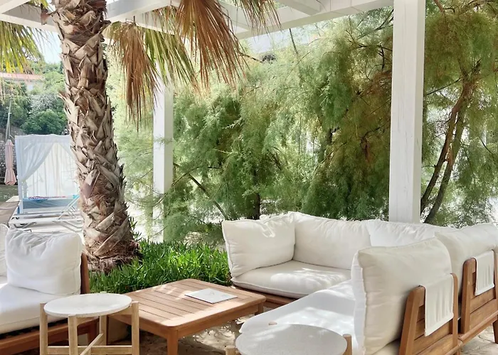 Aparthotel Kalamota House 4*